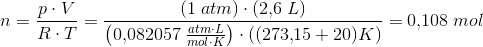n=\frac{p\cdot V}{R\cdot T}=\frac{\left (1\; atm \right )\cdot \left ( 2{,}6\; L \right )}{\left (0{,}082057\; \tfrac{atm\cdot L}{mol\cdot K} \right )\cdot((273{,}15+20)K) }=0{,}108\; mol