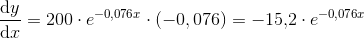 \frac{\mathrm{d} y}{\mathrm{d} x}=200\cdot e^{-0,076x}\cdot \left ( -0,076 \right )=-15{,}2\cdot e^{-0,076x}