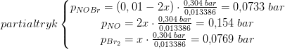 partialtryk\left\{\begin{matrix} p_{NOBr}=(0,01-2x)\cdot \frac{0,304\; bar}{0,013386}=0{,}0733\; bar\\ p_{NO}=2x\cdot \frac{0,304\; bar}{0,013386}=0{,}154\; bar \\ p_{Br_2}=x\cdot \frac{0,304\; bar}{0,013386}=0{,}0769\; bar \end{matrix}\right.